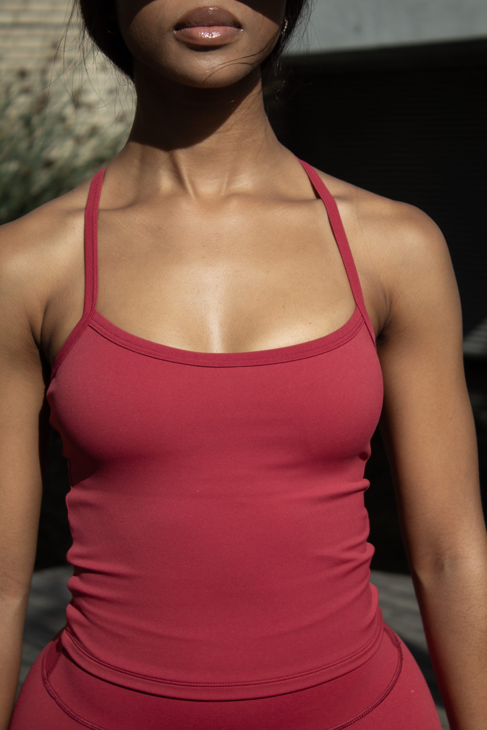 FITTED CROPPED VEST - CHERRY RED - Image 2